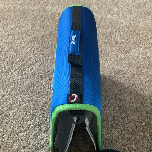 This is a Case it binder that is blue and green with triangles - Picture 4 of 4